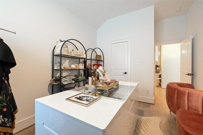 Building Photo - 5233 Darling St