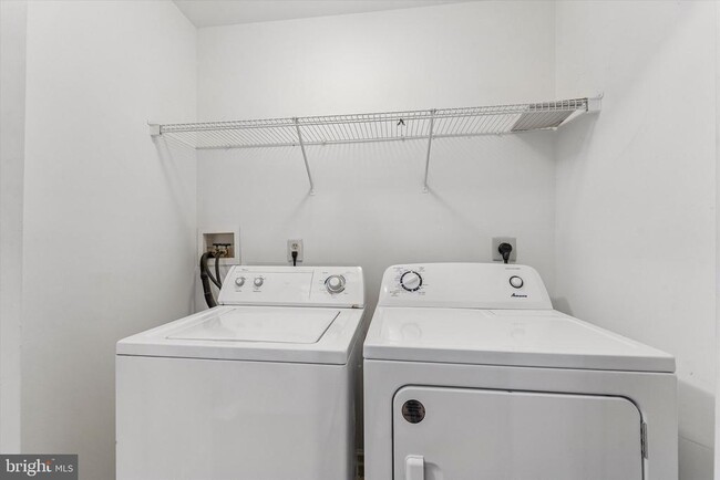 Building Photo - 5202 Drawbridge Ct