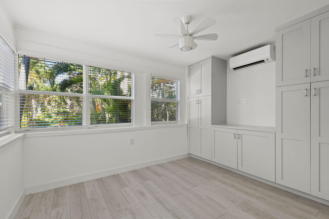 Building Photo - 605 N Lakeside Dr