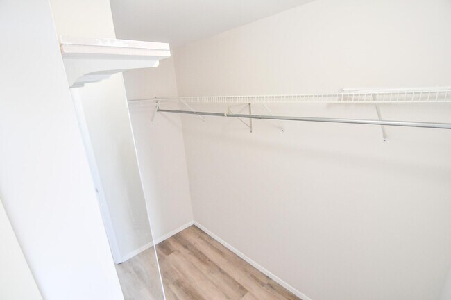 Building Photo - 806 Bluffs Dr N