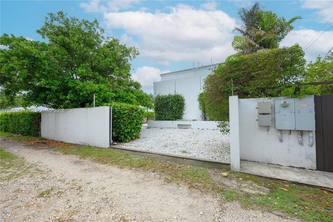 Building Photo - 472 Minola Dr