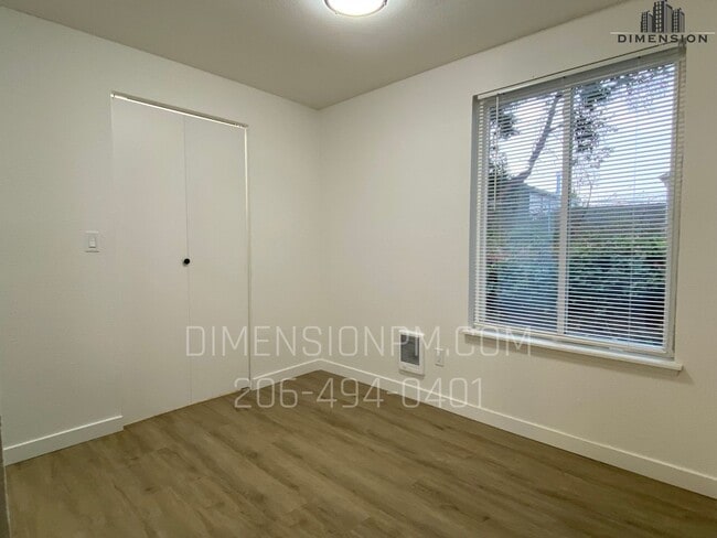 Building Photo - Bottom floor Condo with W&D hookups in Federal Way, Utilities Included!