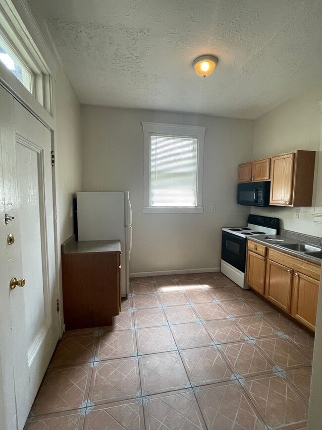 Building Photo - **APPLICATION PENDING!! SPACIOUS EASTSIDE APARTMENT
