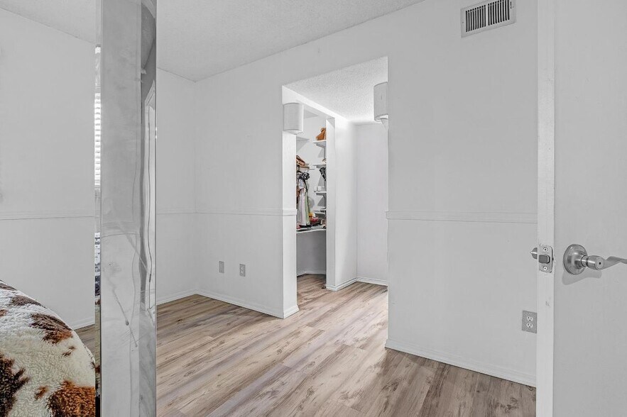 Building Photo - 6687 Greenback Ln