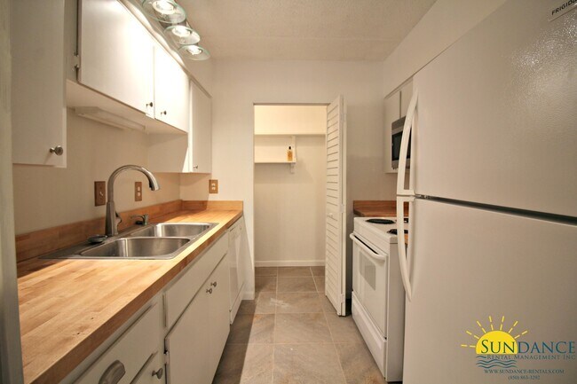 Building Photo - Charming 2 Bedroom Ground Unit at The Cedars