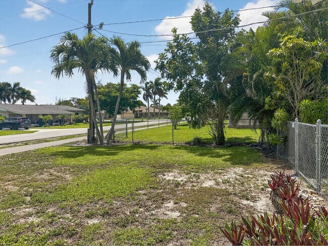 Building Photo - Discover the perfect Naples Park rental just minutes from the beach.