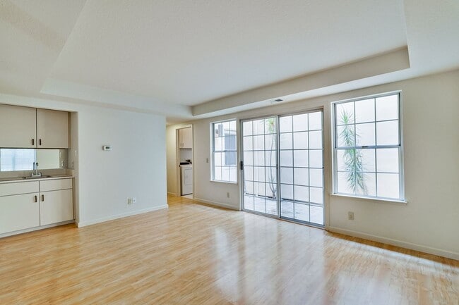 Building Photo - Lovely and spacious 3BR 2.5BA townhouse in...