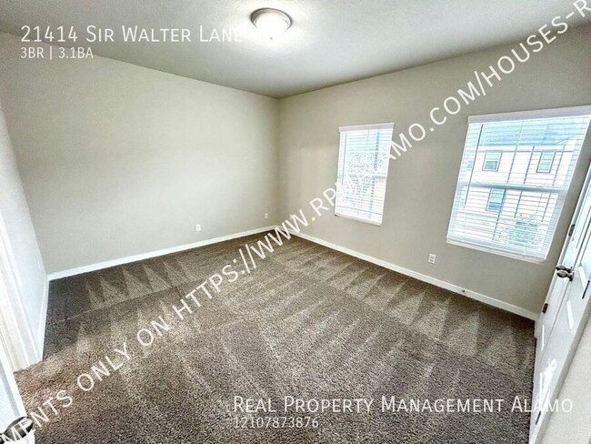 Building Photo - AVAILABLE NOW! Tri-Level 3 Bedroom / 3.5 B...