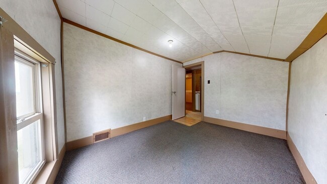 Building Photo - Crestview Schools, large garage & barn on about 2 acres