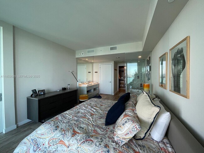 Building Photo - 650 NE 32nd St