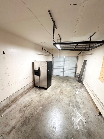 Building Photo - 713 Quesnel Dr