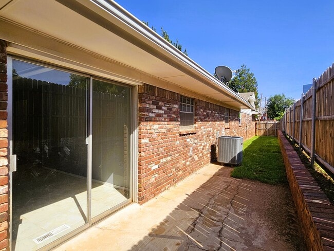 Building Photo - Beautiful 2 Bed 2 Bath Moments Away From L...