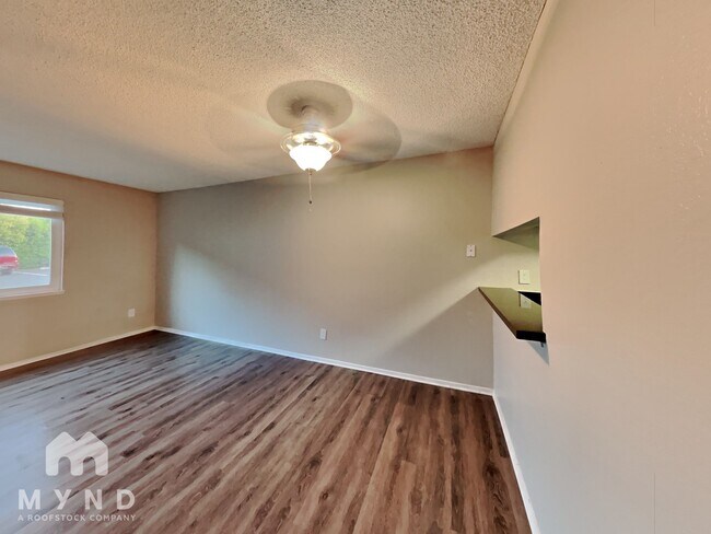 Building Photo - 6500 Country Club Dr Apt 7