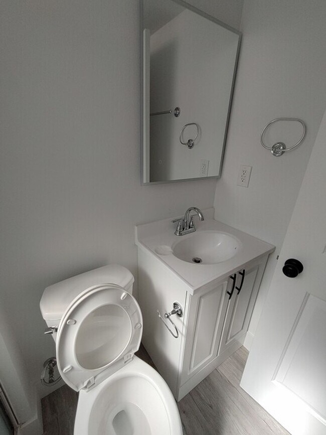 Building Photo - PRIVATE ROOM WITH PERSONAL BATHROOM & SHOWER