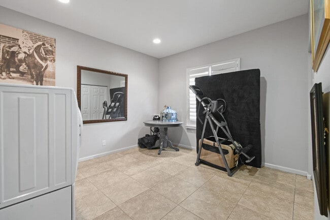 Building Photo - 3251 SW Holly Ln