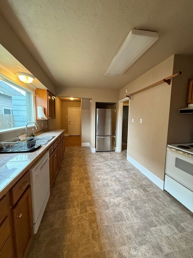 Building Photo - 3bd & 1 1/2ba with 2 Car Garage