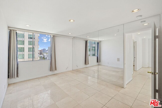 Building Photo - 10747 Wilshire Blvd