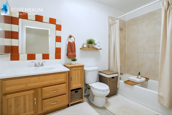 Building Photo - 354 W Delano St