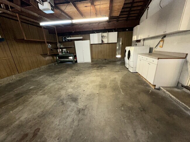 Building Photo - 3589 Mt Vernon Ave