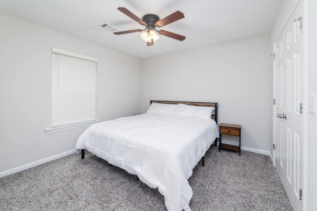 Building Photo - 224 N Oakley Dr