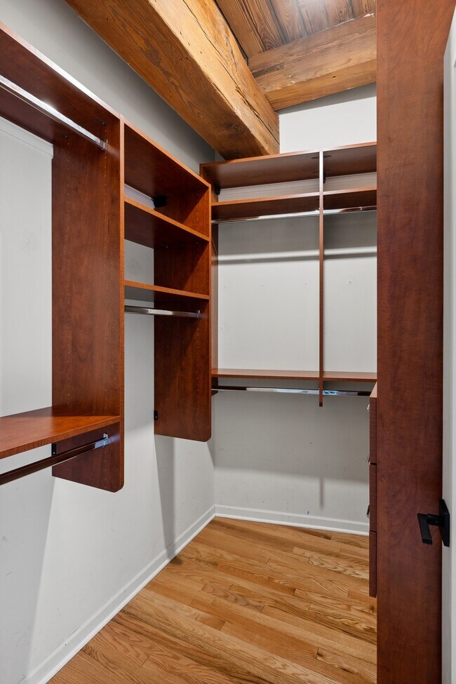 Building Photo - 1735 W Diversey Pkwy