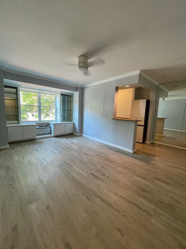 Building Photo - Lovely Studio Apartment in Downtown!