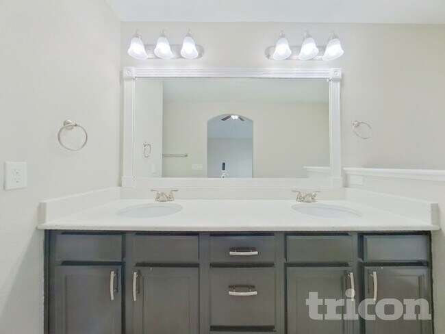 Building Photo - 13485 Park Meadows Dr