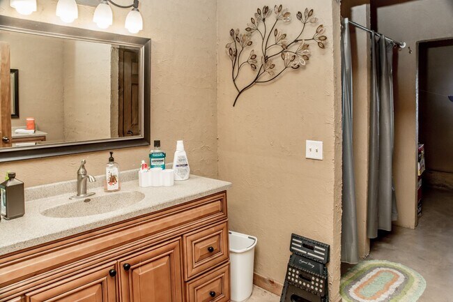 Building Photo - 4 Bedroom Hunting Lodge in Climax Springs