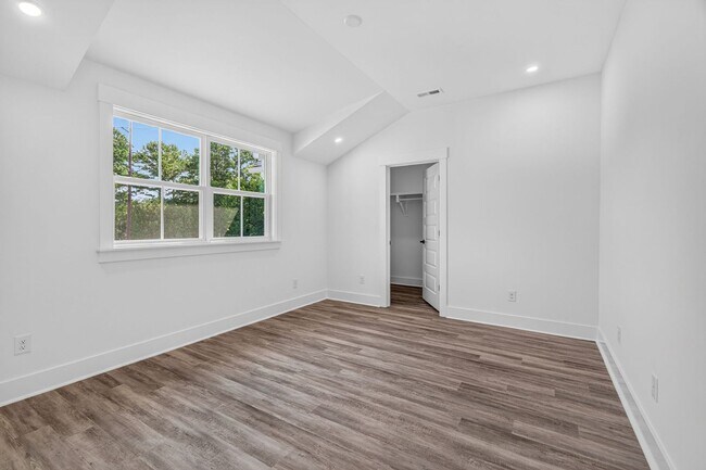 Building Photo - Modern Comfort in the Heart of Johns Island