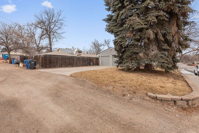 Building Photo - Style Meets Location 3 Bedroom 3 Bathroom Single Family Home - Must See