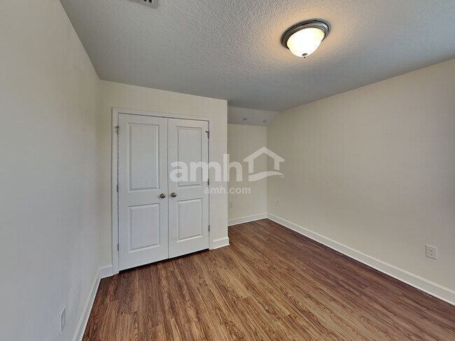 Building Photo - 511 Pine Terrace Dr