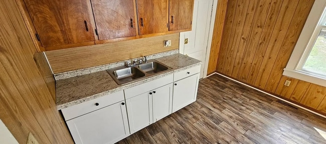 Building Photo - 4 Bedroom 1 Bath House Available to Rent f...