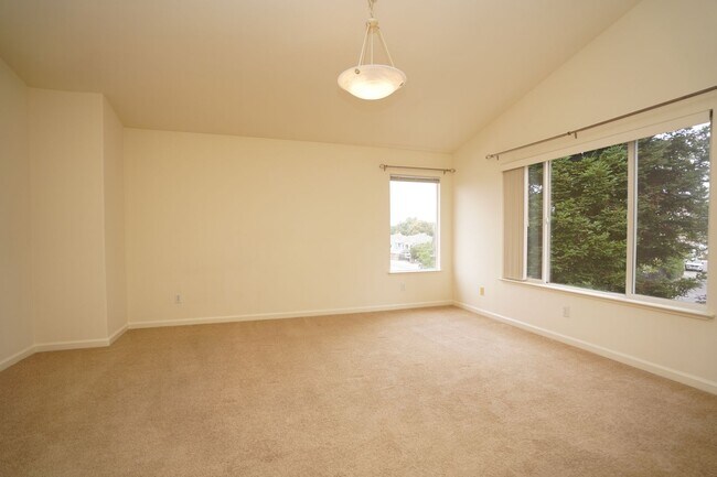 Building Photo - Spacious Home in Excellent Location!