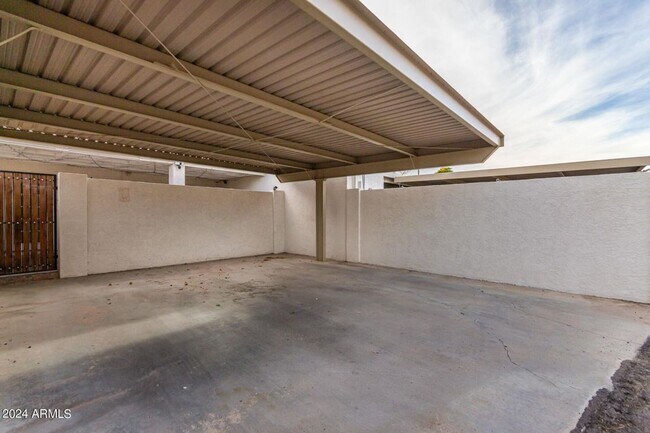 Building Photo - Beautiful townhome in Scottsdale!