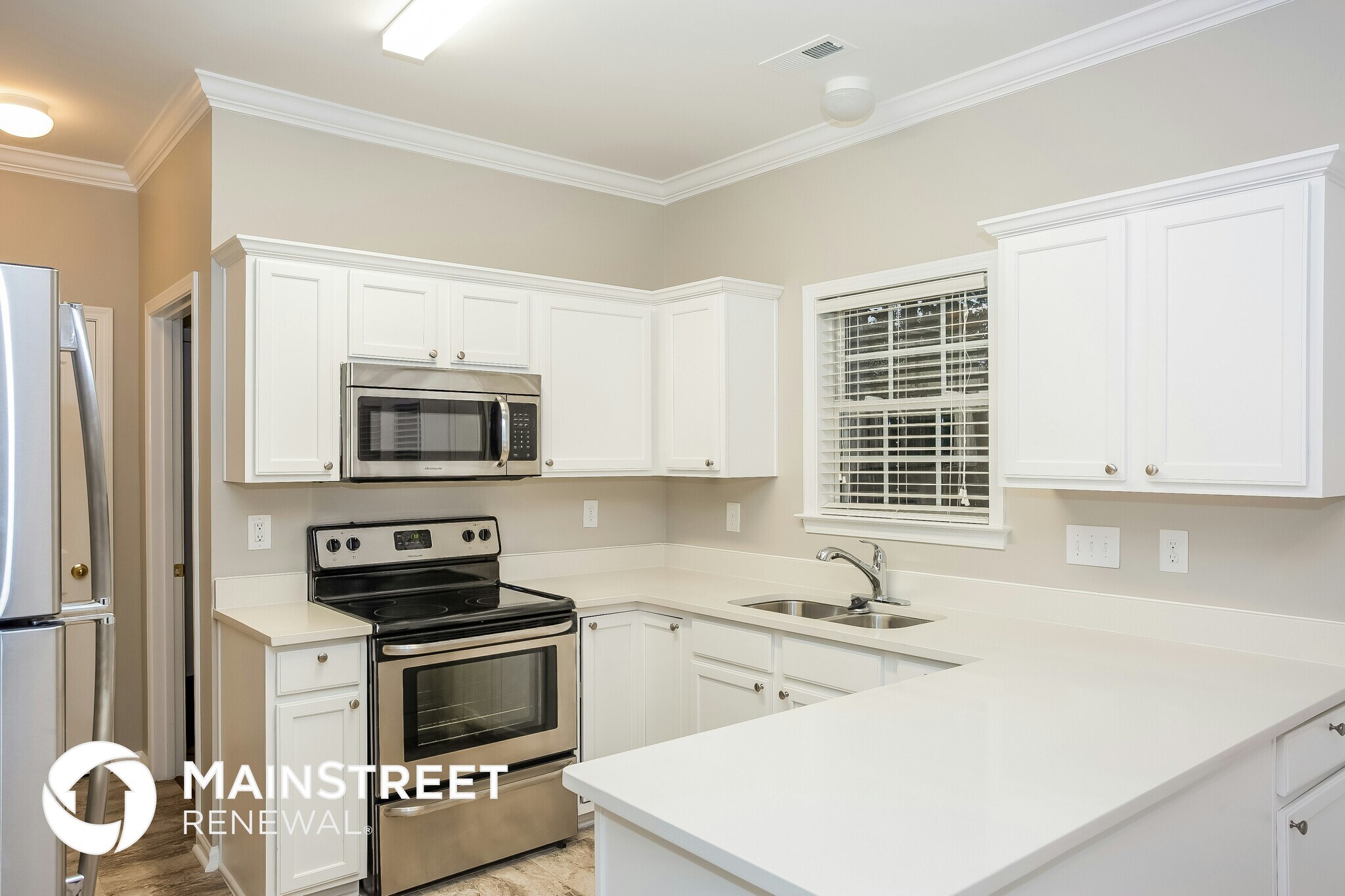 Building Photo - 8293 Chatham Oaks Dr