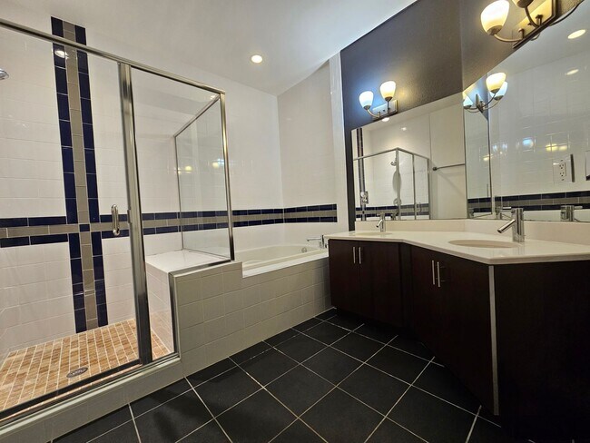 Building Photo - Congress Park High Rise Living! Huge Main Floor 2 Bed 2 Bath