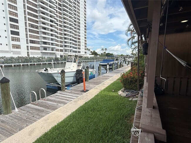 Building Photo - 2645 Parkview Dr S