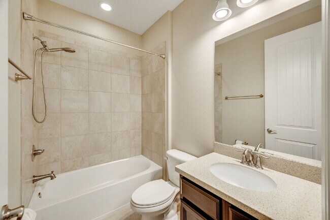 Building Photo - 4 bedroom, 3.5 bathroom in desirable Trasona!