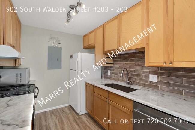 Building Photo - 902 S Walden St
