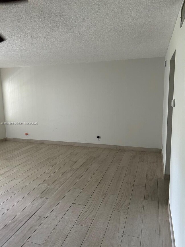 Building Photo - 501 Blue Heron Dr