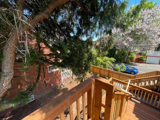 Building Photo - Gorgeous Newly Remodeled Upper Unit in Buckman with Washer/Dryer, A/C
