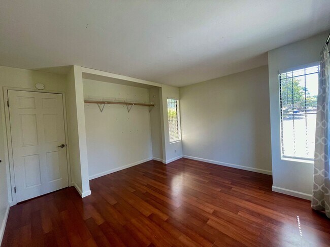 Building Photo - 3 bedroom 2 1/2 bath Townhome with Office ...