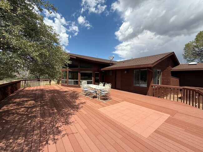 Building Photo - Custom home on 3 acres in Williamson Valley