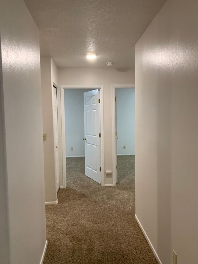Building Photo - Great Duplex in SW Redmond