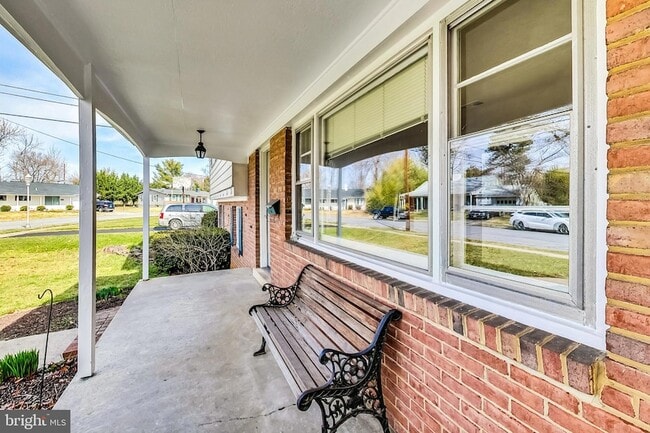 Building Photo - 1208 Pinewood Dr