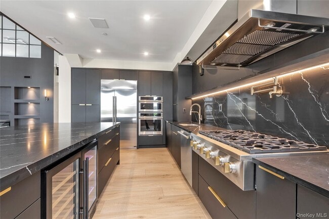 Building Photo - 12 Roosevelt Ave