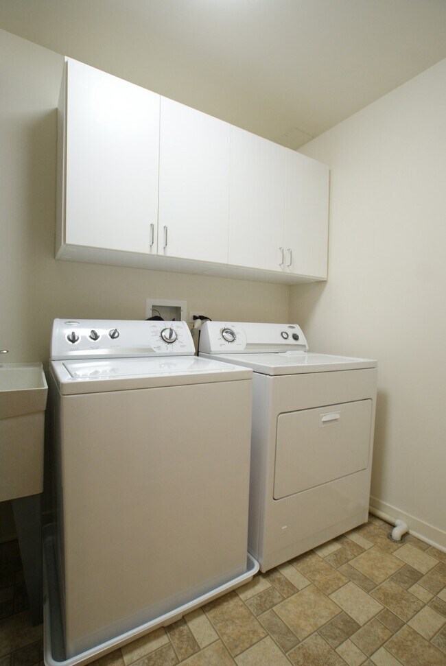 Building Photo - 425 Benjamin Dr