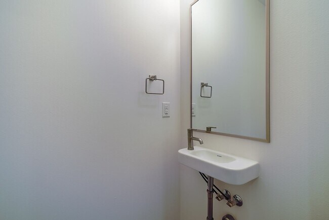 Building Photo - 2Bd/2.5Ba Bellevue Townhouse