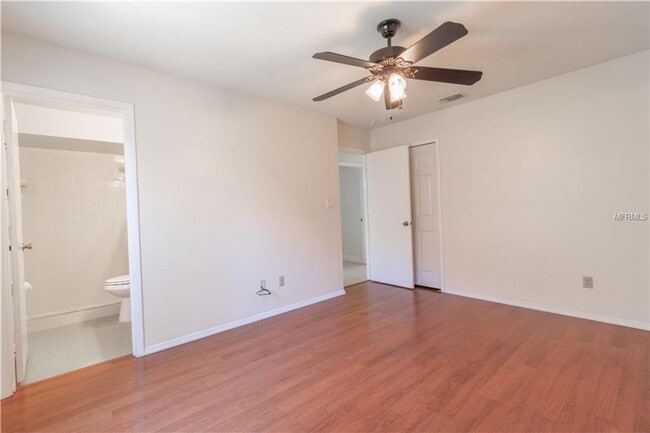 Building Photo - Freshly Painted 3/2 with Fenced Yard & Fireplace!