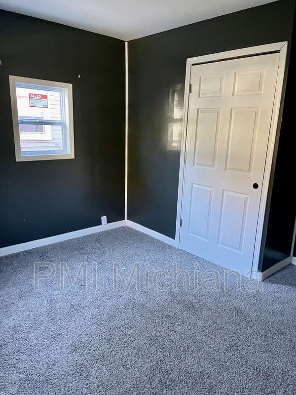 Building Photo - 261 N Kenmore St